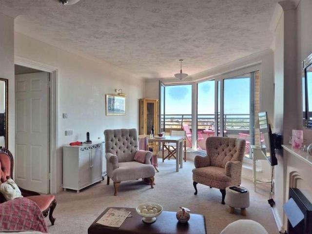 2 bed flat for sale
