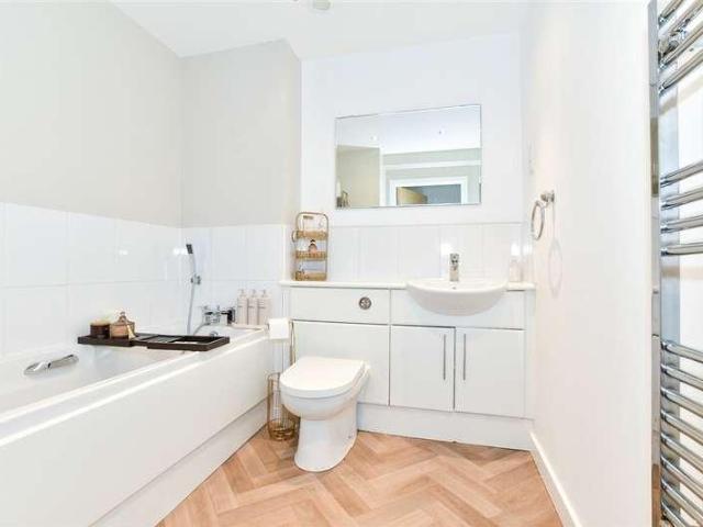 2 bed flat for sale