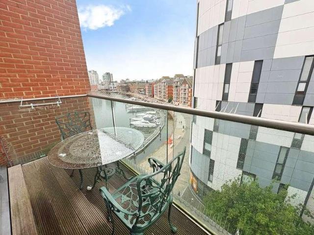 2 bed flat for sale