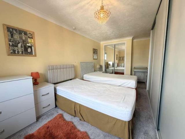 2 bed flat for sale