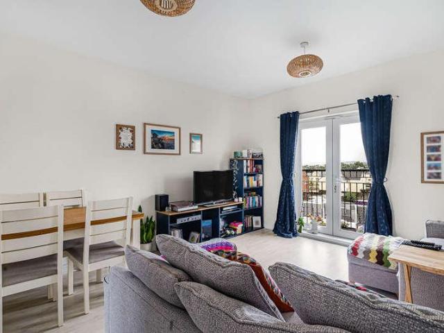2 bed flat for sale
