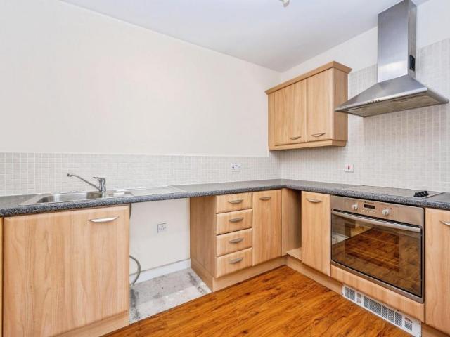 2 bed flat for sale