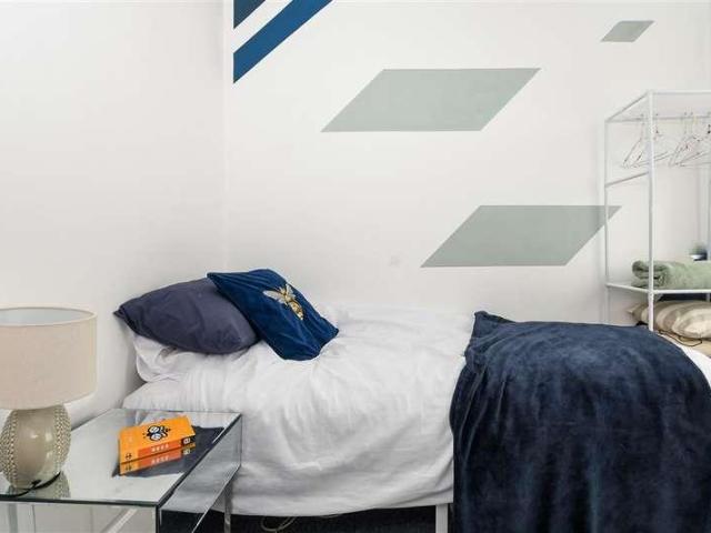 2 bed flat for sale
