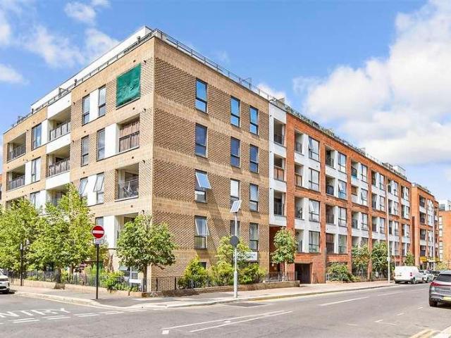2 bed flat for sale