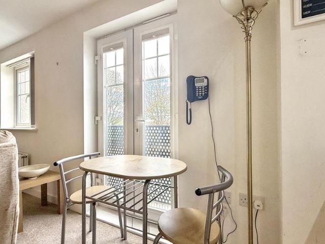 2 bed flat for sale