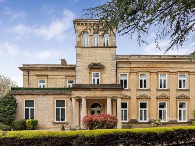 2 bed flat for sale