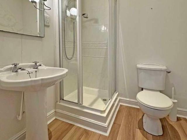2 bed flat for sale