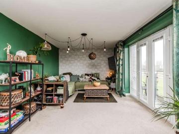 2 bed flat for sale