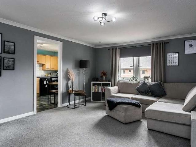 2 bed flat for sale