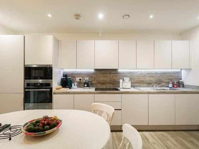 2 bed flat for sale