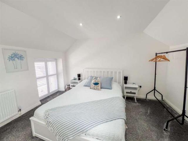 2 bed flat for sale
