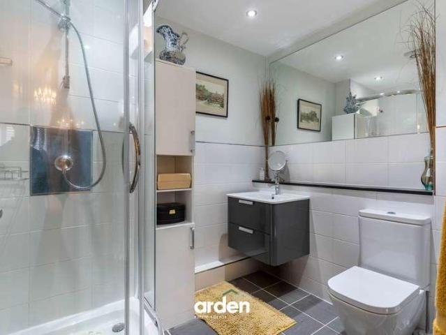 2 bed flat for sale