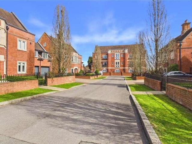 2 bed flat for sale