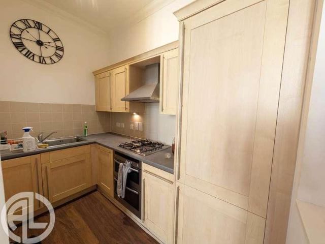 2 bed flat for sale
