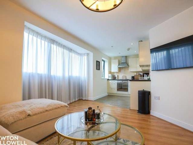 2 bed flat for sale