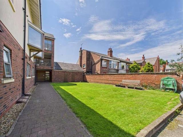 2 bed flat for sale