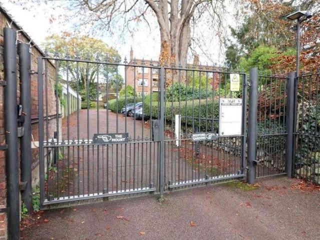 2 bed flat for sale