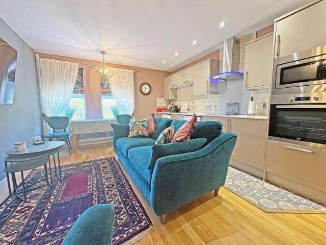 2 bed flat for sale