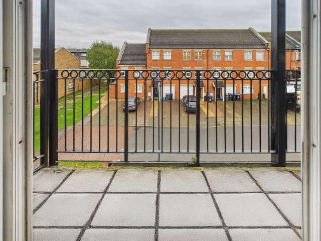 2 bed flat for sale
