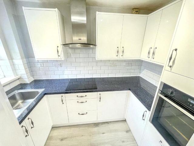 2 bed flat for sale