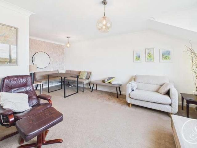 2 bed flat for sale