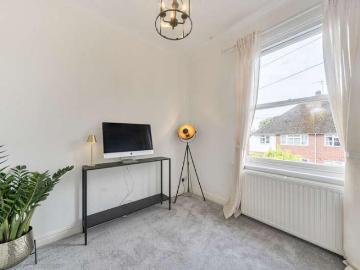 2 bed flat for sale