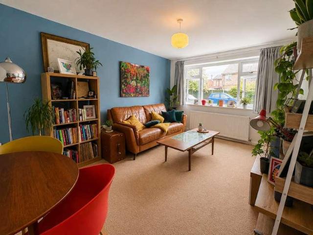 2 bed flat for sale