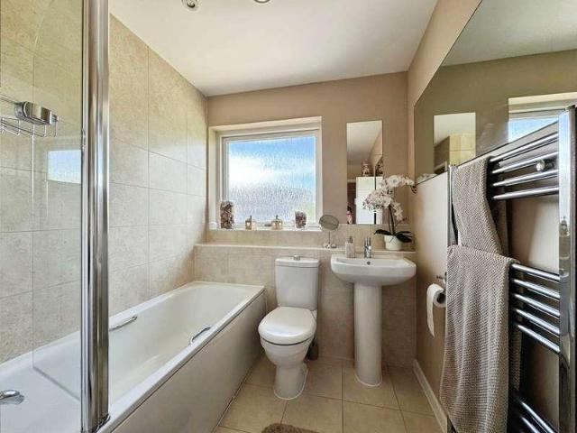 2 bed flat for sale