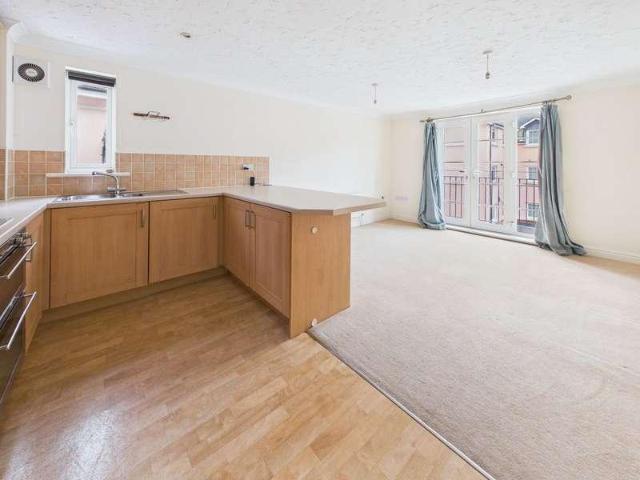 2 bed flat for sale