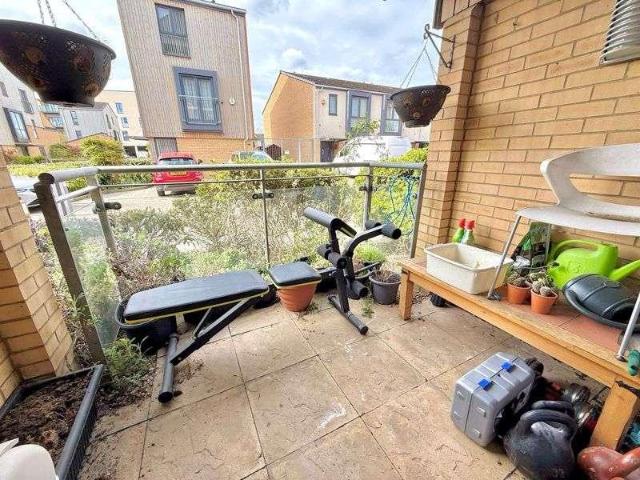 2 bed flat for sale