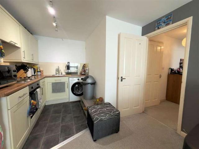 2 bed flat for sale