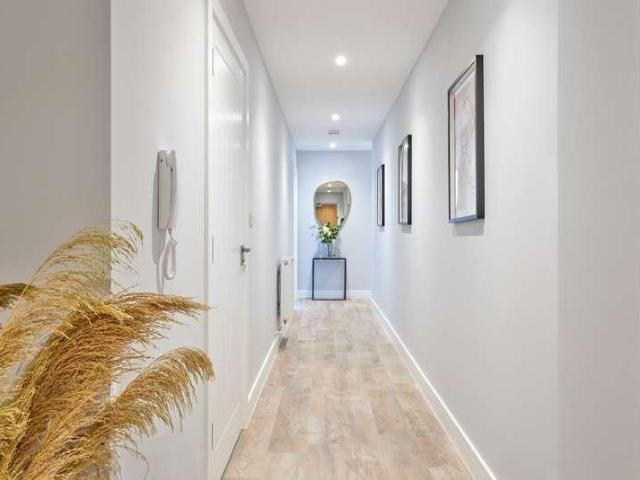 2 bed flat for sale