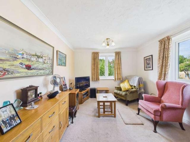 2 bed flat for sale