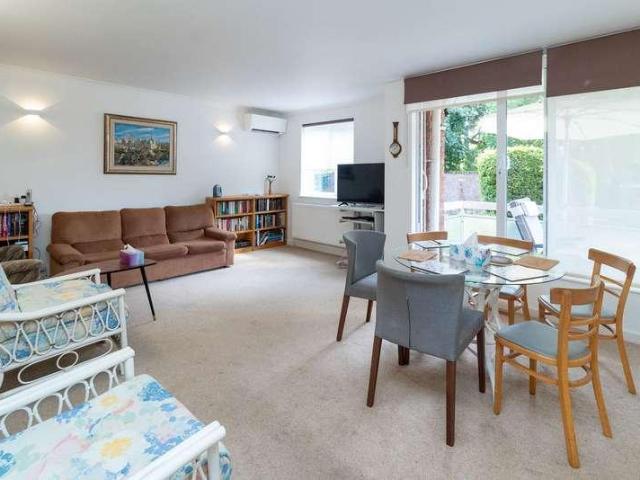 2 bed flat for sale