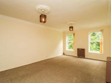 2 bed flat for sale