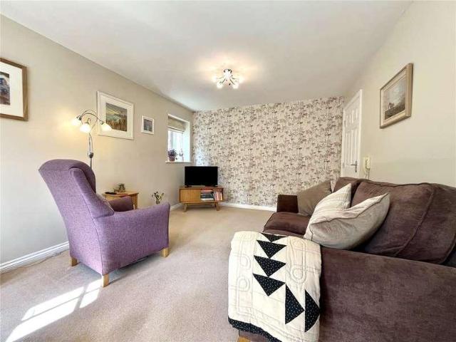 2 bed flat for sale