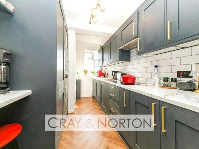 2 bed flat for sale