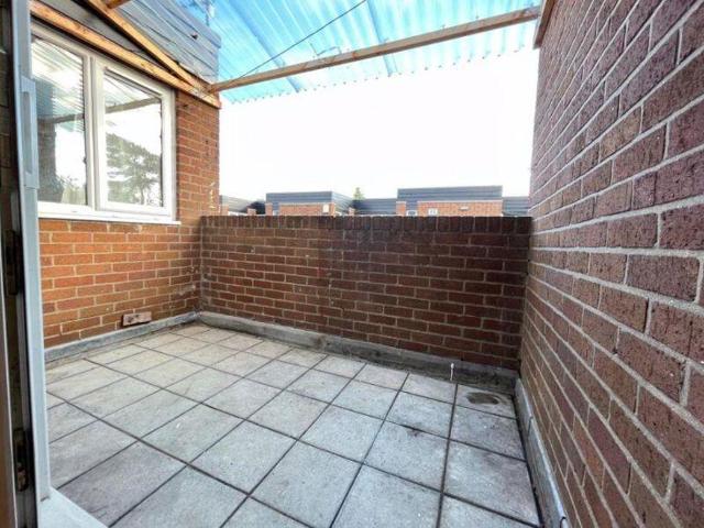 2 bed flat for sale