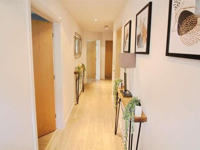 2 bed flat for sale