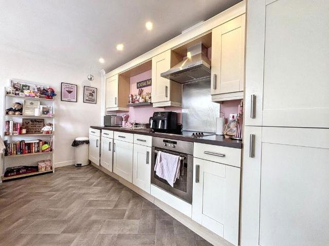 2 bed flat for sale