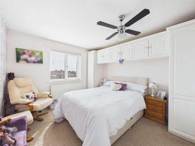 2 bed flat for sale