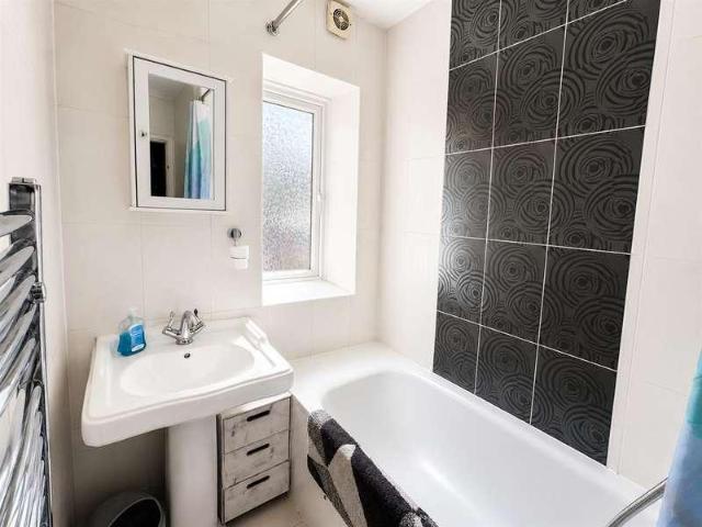 2 bed flat for sale