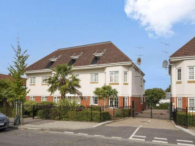 2 bed flat for sale