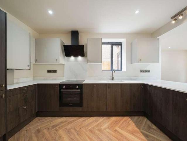 2 bed flat for sale