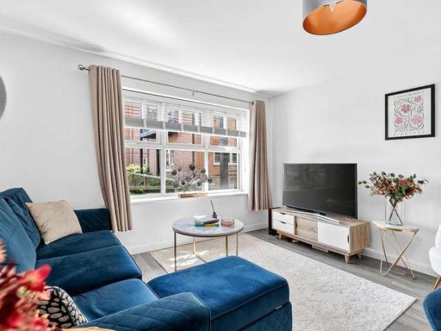 2 bed flat for sale