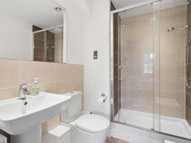 2 bed flat for sale