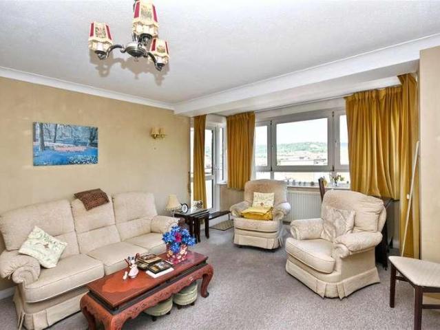 2 bed flat for sale