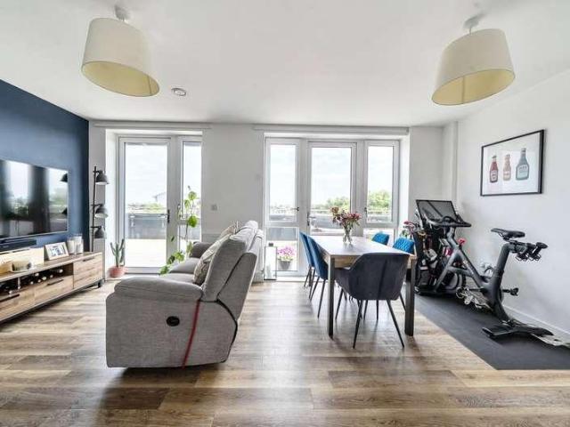 2 bed flat for sale