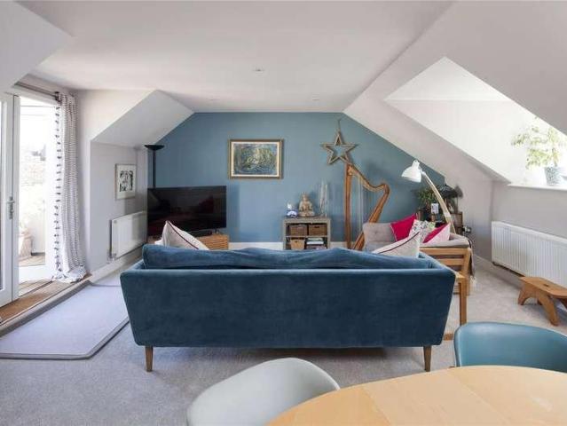 2 bed flat for sale