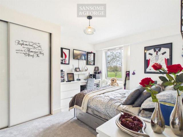 2 bed flat for sale